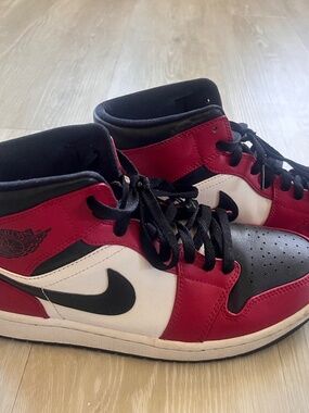 Nike Air Jordan 1 Mid in "Chicago Black Toe" size 9.5